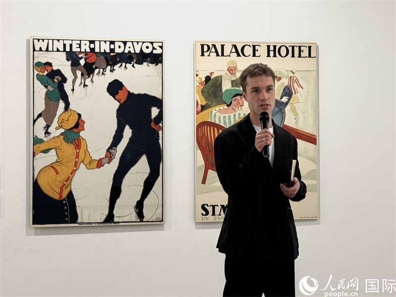 11月8日，“瑞士經(jīng)典設計展”策展人言照壁向與會嘉賓導覽。（人民網(wǎng) 謝瑩攝）