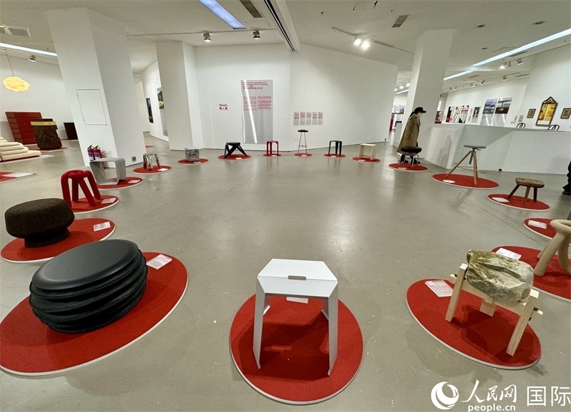 11月8日，瑞士經(jīng)典設計展現(xiàn)場。（人民網(wǎng) 謝瑩攝）