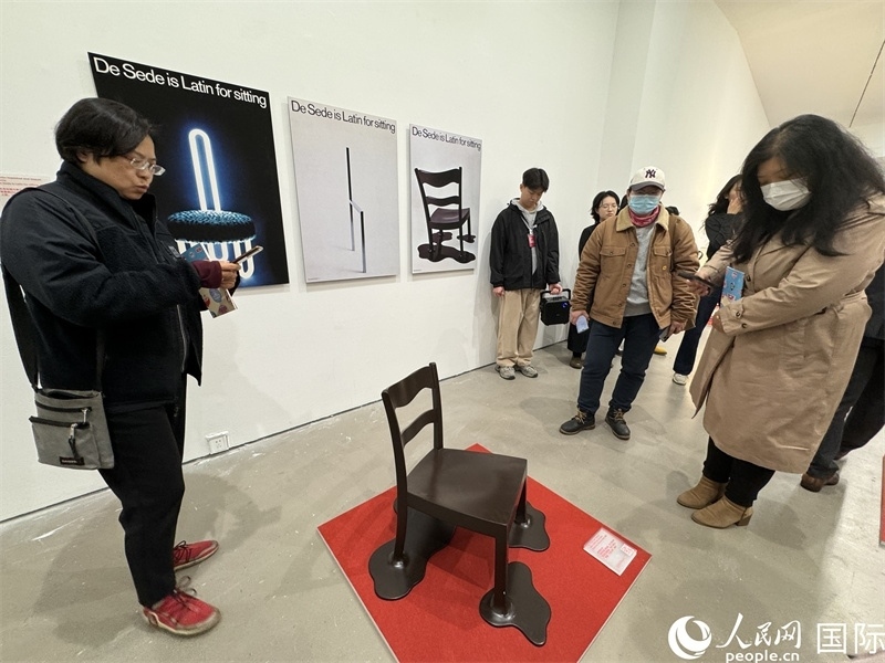 11月8日，觀眾在“瑞士經(jīng)典設計展”作品前駐足欣賞。（人民網(wǎng) 謝瑩攝） 