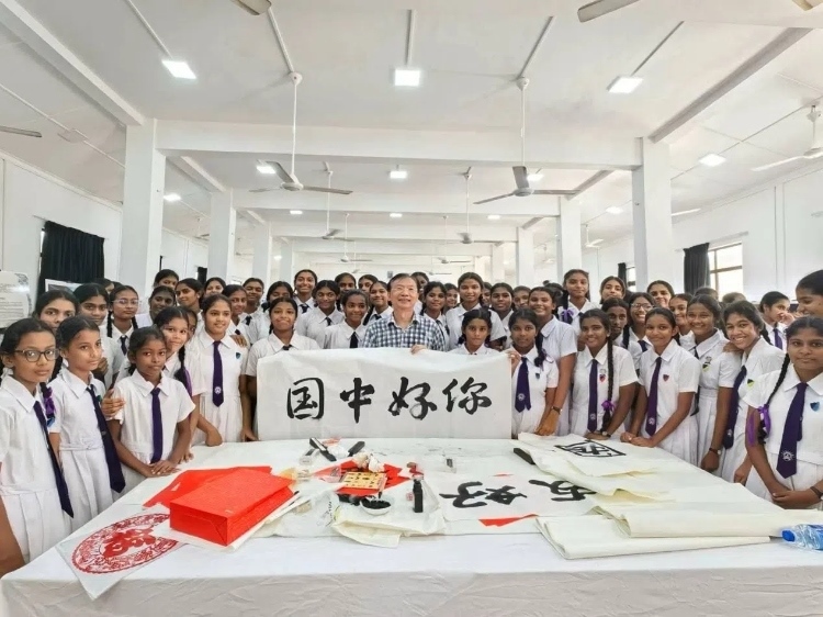 斯里蘭卡學生在系列活動中學習中國書法。圖片由主辦方提供