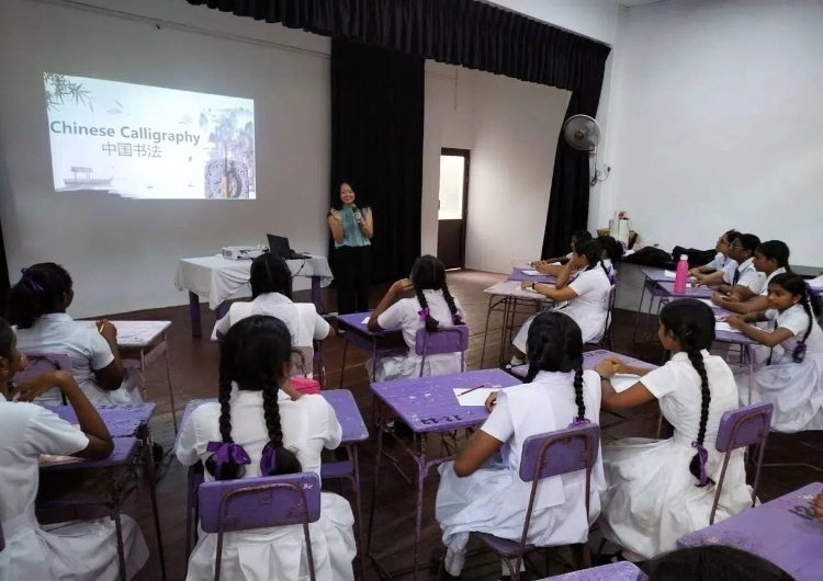斯里蘭卡學生在系列活動中學習中國書法。圖片由主辦方提供