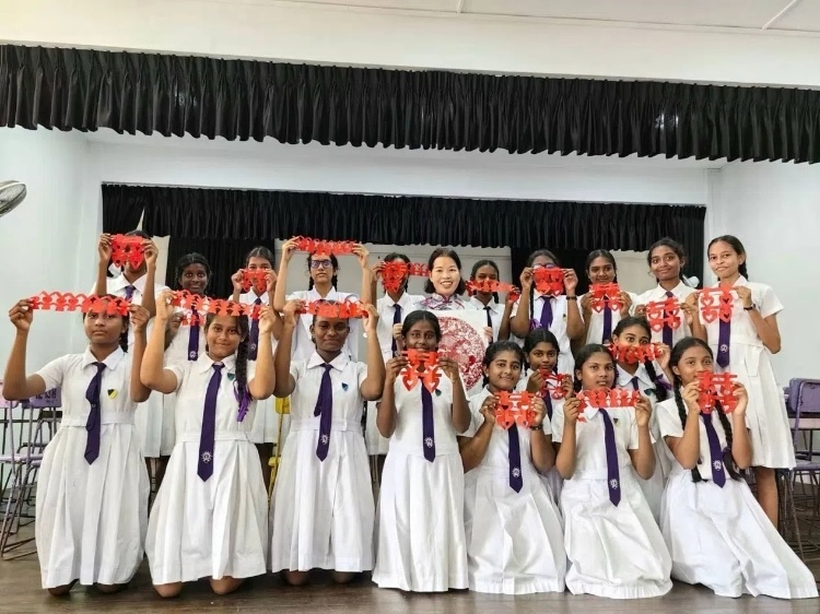 斯里蘭卡學生展示剪紙作品。圖片由主辦方提供