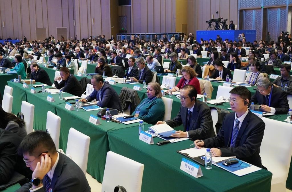 11月7日，中外嘉賓在首屆世界古典學(xué)大會開幕式現(xiàn)場聽會。新華社記者 張晨霖 攝