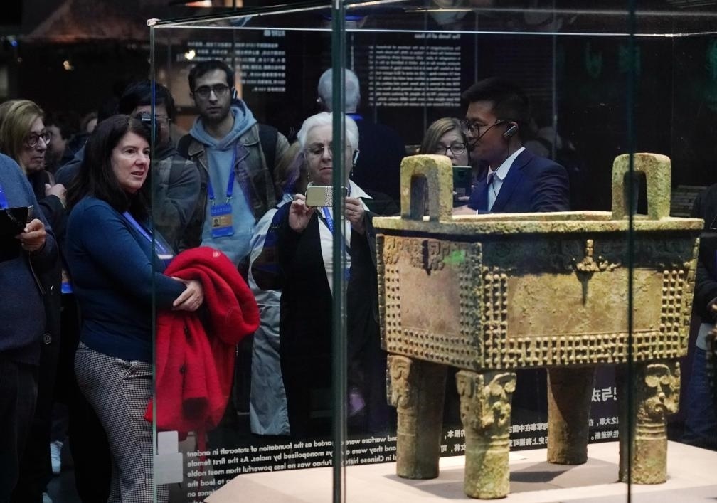 11月6日，中外嘉賓來到中國考古博物館參觀“考古與中華文明溯源展”。該展是本屆世界古典學(xué)大會推出的配套活動之一。新華社記者 張晨霖 攝
