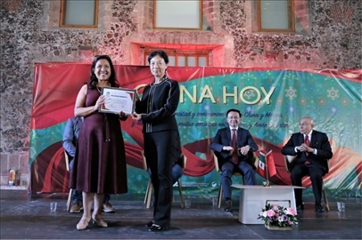 李雅芳向加比拉爾·塞迪略授予“拉美分社榮譽員工”稱號。主辦方供圖