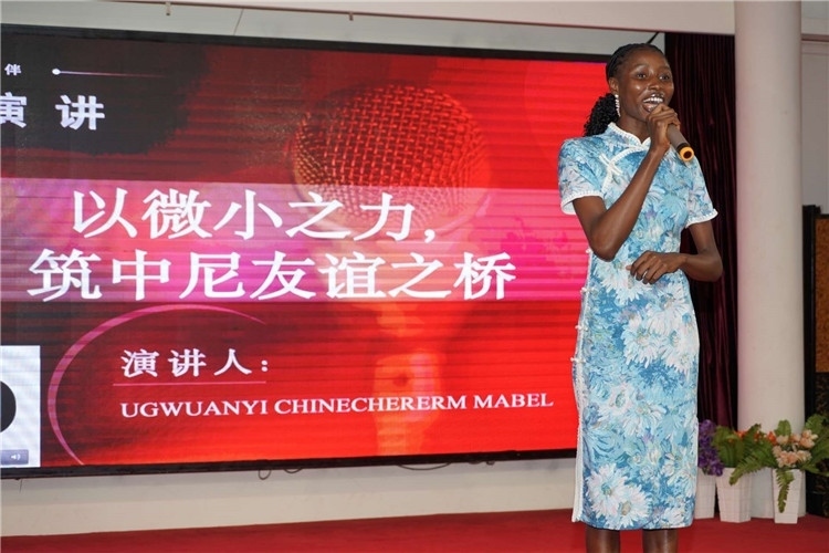 選手張佳寧演講中。尼日利亞中國文化中心供圖