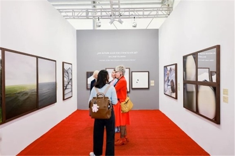 “我內(nèi)心的那個(gè)空從哪里來(lái)？從波濤、云朵和勇氣”西岸藝博會(huì)展覽現(xiàn)場(chǎng) 圖片由主辦方提供