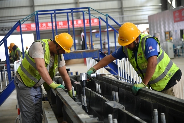 中企建設軌枕廠生產(chǎn)線上的中阿員工 中國鐵建供圖