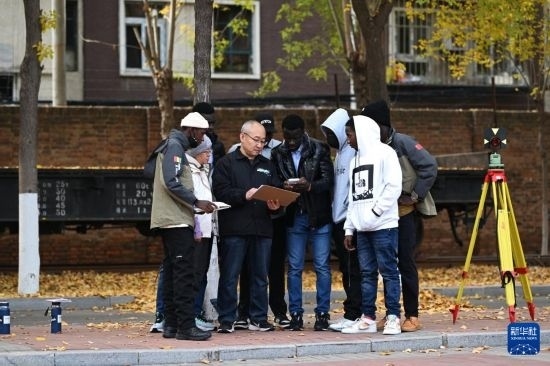 在天津鐵道職業(yè)技術(shù)學院，老師指導幾內(nèi)亞學員使用測距儀器（11月11日攝）。新華社記者 李然 攝