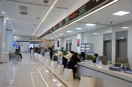 觀山湖區(qū)政務大廳窗口辦事忙。