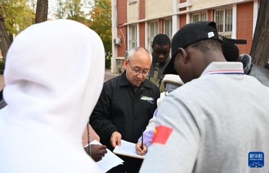 在天津鐵道職業(yè)技術(shù)學院，老師指導幾內(nèi)亞學員使用測距儀器（11月11日攝）。新華社記者 李然 攝