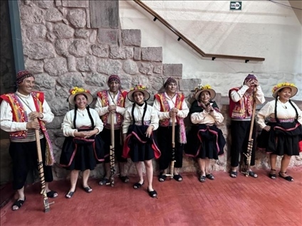 身著傳統(tǒng)服飾的秘魯藝人。本報(bào)記者 張朋輝 攝