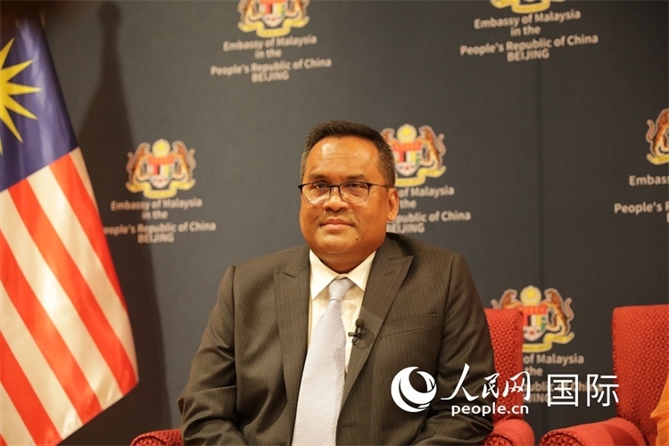 馬來西亞駐華大使諾曼在11月12日召開的記者見面會(huì)上回答記者提問。人民網(wǎng) 王婧攝