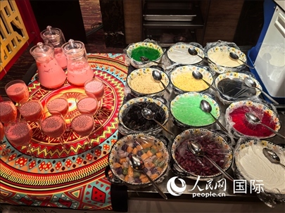 馬來西亞美食節(jié)現(xiàn)場(chǎng)準(zhǔn)備的美食。人民網(wǎng) 楊春燕攝