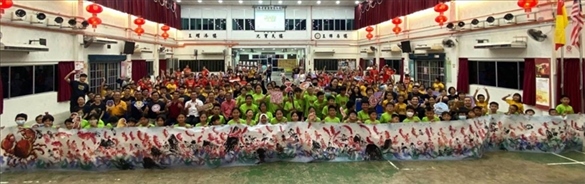 在工作坊導師的指導下，三校200余名學生共同完成了一幅長達80尺的水墨畫作。主辦方供圖