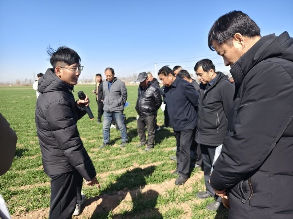 科技小院的“學生專家”（左一）。受訪者供圖