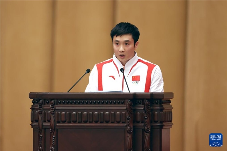 11月15日，跳水運(yùn)動(dòng)員曹緣在報(bào)告會(huì)上發(fā)言。新華社記者 李明 攝