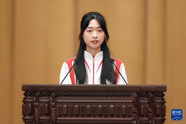 11月15日，射擊運(yùn)動(dòng)員黃雨婷在報(bào)告會(huì)上發(fā)言。新華社記者 李明 攝