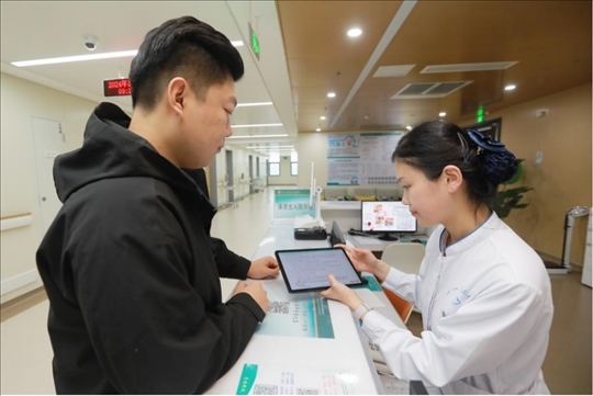 患者在護(hù)士站為家屬辦理床旁出院手續(xù)。圖片來源：山東第一醫(yī)科大學(xué)第二附屬醫(yī)院