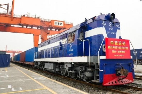 11月15日，X8083次中歐班列（重慶—杜伊斯堡）等待發(fā)車。新華社記者 張子彧 攝