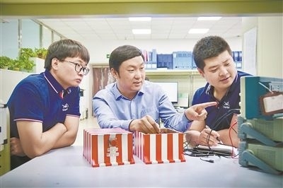 中北大學(xué)極端環(huán)境特種傳感與測(cè)試創(chuàng)新研究團(tuán)隊(duì)成員正在圍繞近期發(fā)射任務(wù)進(jìn)行產(chǎn)品研發(fā)。受訪單位供圖