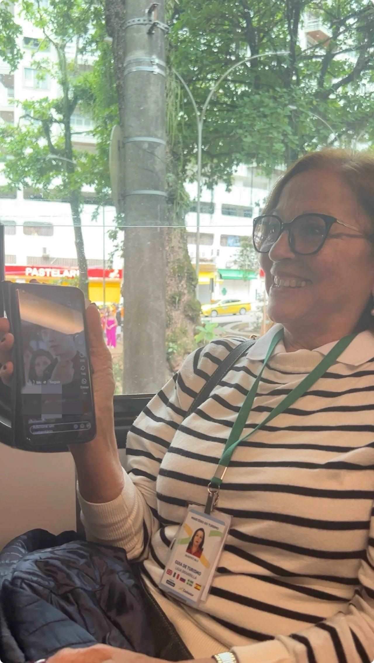 當(dāng)?shù)厝讼驆u叔展示中國(guó)網(wǎng)劇。作者供圖