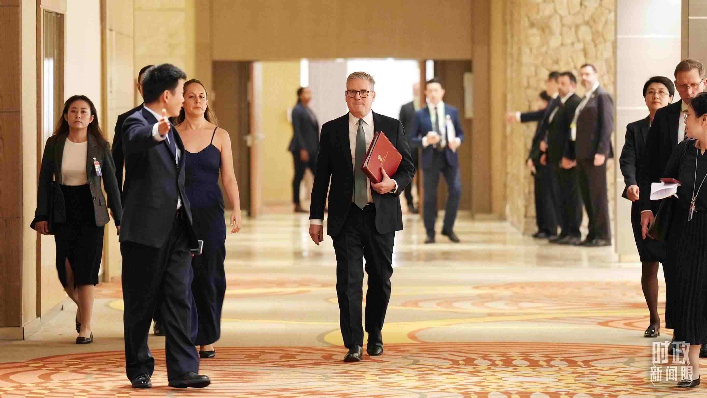 △英國首相斯塔默抵達會見現場。（總臺記者李晉拍攝）