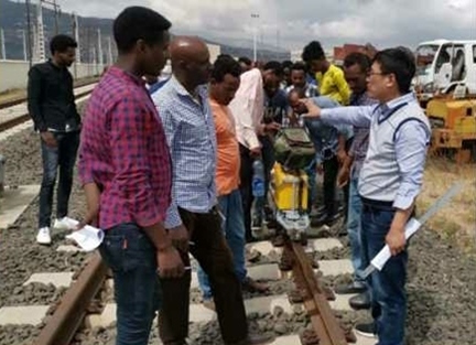 山東職業(yè)學(xué)院開展亞吉鐵路運(yùn)營技術(shù)培訓(xùn)。教育部職業(yè)教育與成人教育司供圖