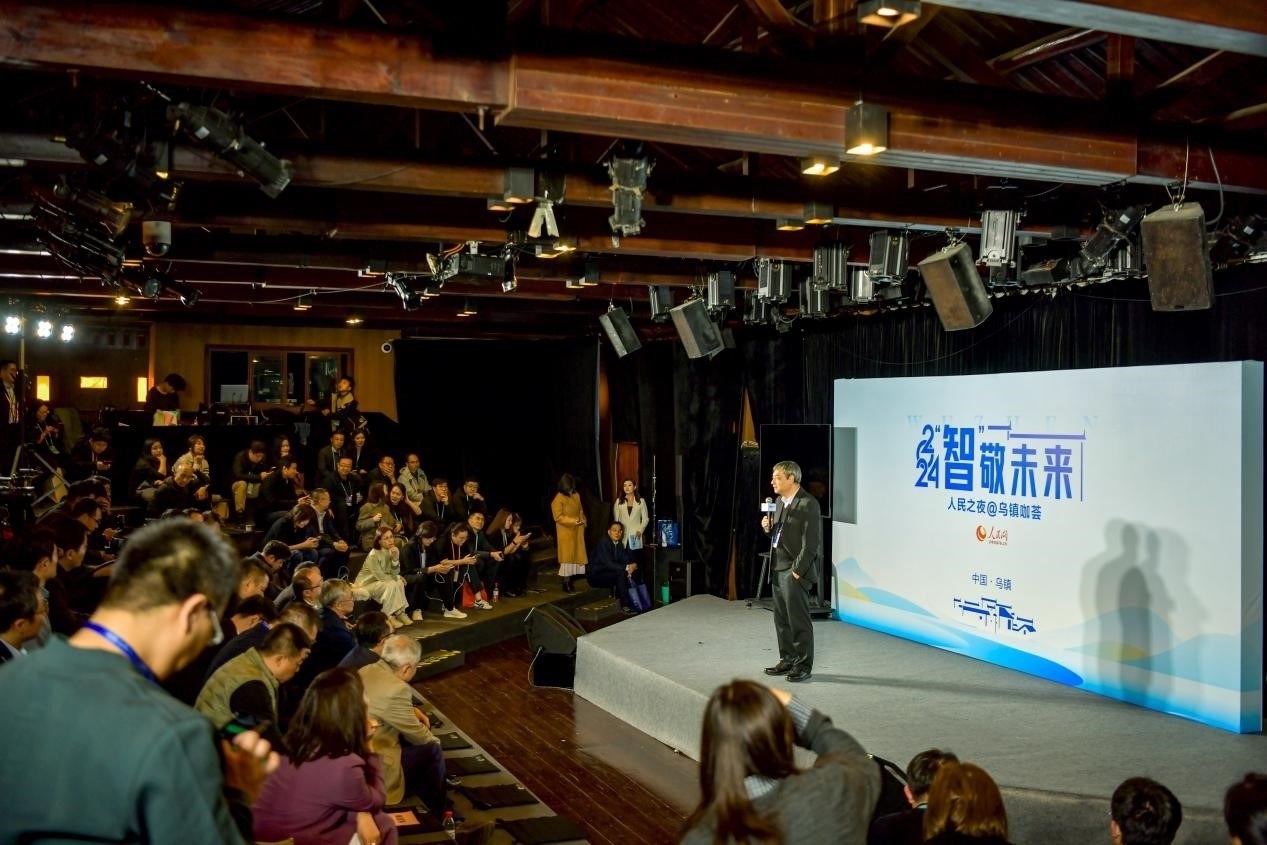 在開場環(huán)節(jié)，清華大學人工智能研究院常務副院長、教授孫茂松發(fā)言分享。人民網記者 任峰濤攝