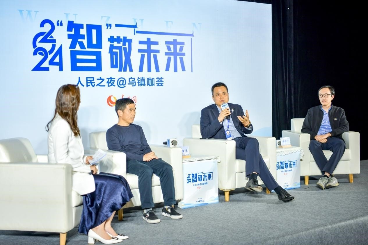 在對話環(huán)節(jié)，之江實驗室高級研究專家潘愛民、伏羲智庫創(chuàng)始人李曉東、麒麟軟件副總經理李震寧探討“‘百模大戰(zhàn)’將卷向何方”。人民網記者 任峰濤攝