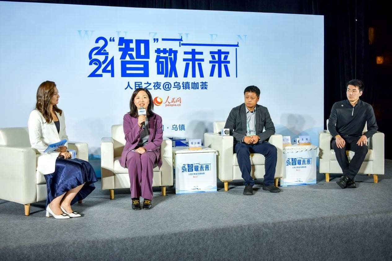 在對話環(huán)節(jié)，趣丸科技總編輯、副總裁任少峰，星云智慧機器人CEO李明，可之教育大模型創(chuàng)始人王冠討論“人工智能如何惠及大眾”。人民網記者 任峰濤攝