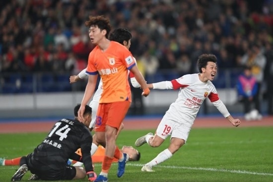 11月23日，上海海港隊球員王振澳（右）慶祝進(jìn)球。新華社記者 黃宗治 攝