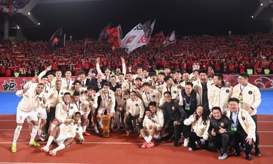 11月23日，上海海港隊成員在頒獎儀式后與球迷合影。新華社記者 黃宗治 攝