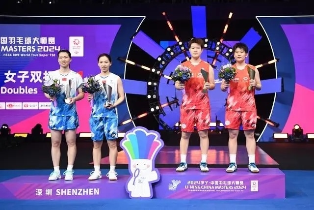 11月24日，劉圣書（右二）/譚寧（右一）與李怡婧/羅徐敏（左一）在頒獎臺上合影。新華社記者 梁旭攝