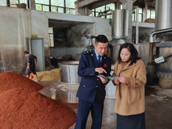 鎮(zhèn)遠(yuǎn)縣稅務(wù)局在酒企宣傳調(diào)研。黔東南州稅務(wù)局供圖