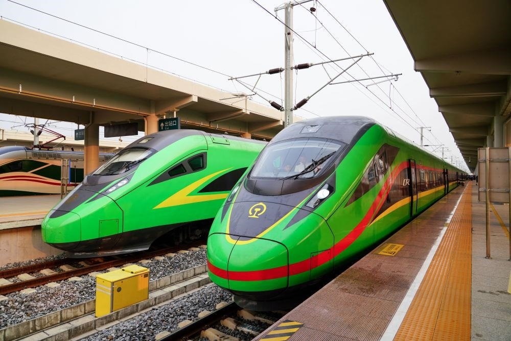 截至2024年7月5日，中老鐵路國(guó)際旅客列車?yán)塾?jì)開行滿1000列，極大地便利了沿線民眾出行。