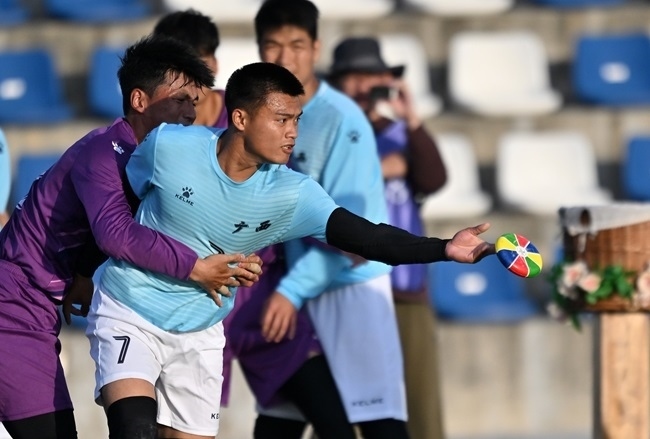 11月28日，花炮半決賽，廣西隊(duì)與海南隊(duì)展開激烈角逐。新華社記者 郭程攝