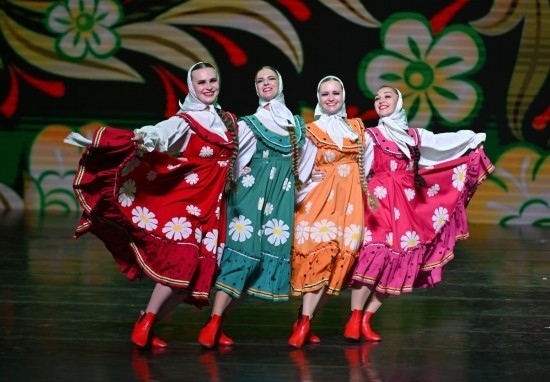 6月22日，2024-2025“中俄文化年”海南島歡樂節(jié)俄羅斯藝術(shù)團(tuán)體巡演在?？谑信e行。新華社記者郭程攝