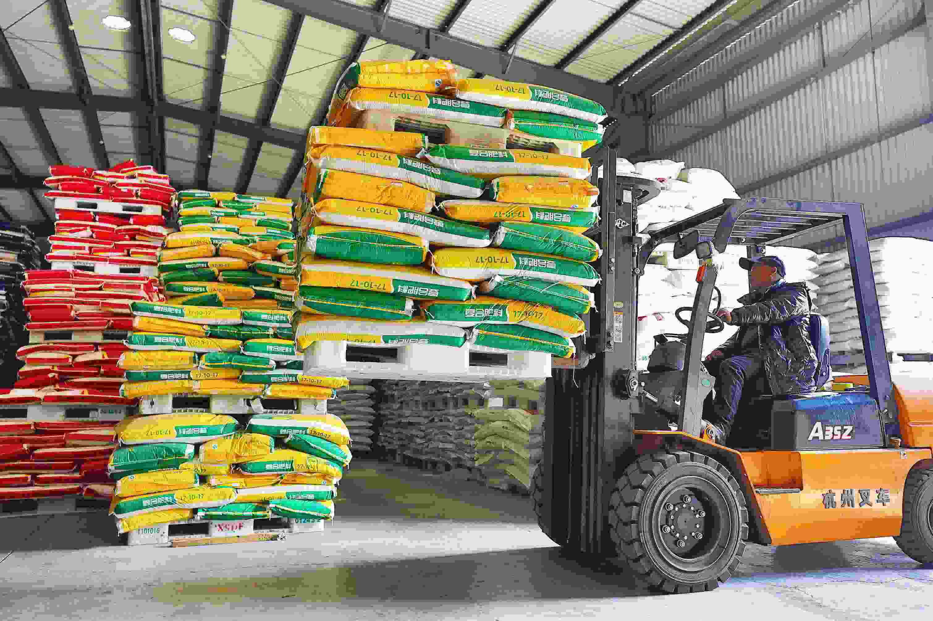 2023年2月15日，在浙江義烏供銷聯(lián)社的農(nóng)資貯存?zhèn)}庫(kù)，工作人員正在調(diào)運(yùn)復(fù)合肥料等農(nóng)資。
