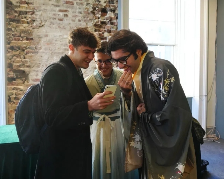 英國(guó)學(xué)生感受漢服魅力。吳若鳴攝