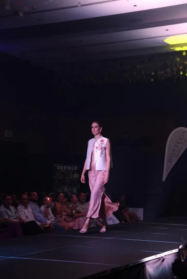 模特展示新中式禮服。顏李芳攝