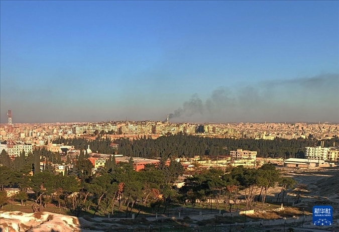 12月1日，敘利亞北部城市阿勒頗升起滾滾濃煙（手機照片）。新華社發(fā)