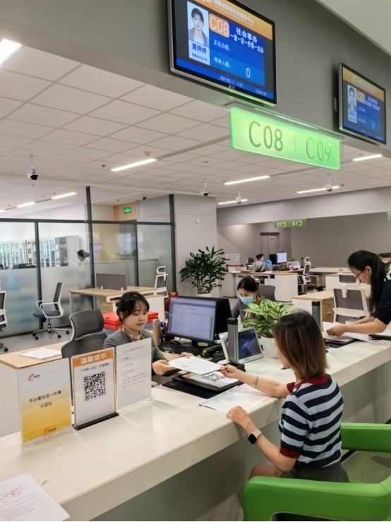 成都高新區(qū)“開辦餐飲店一件事”服務(wù)窗口。成都市市場監(jiān)督管理局供圖
