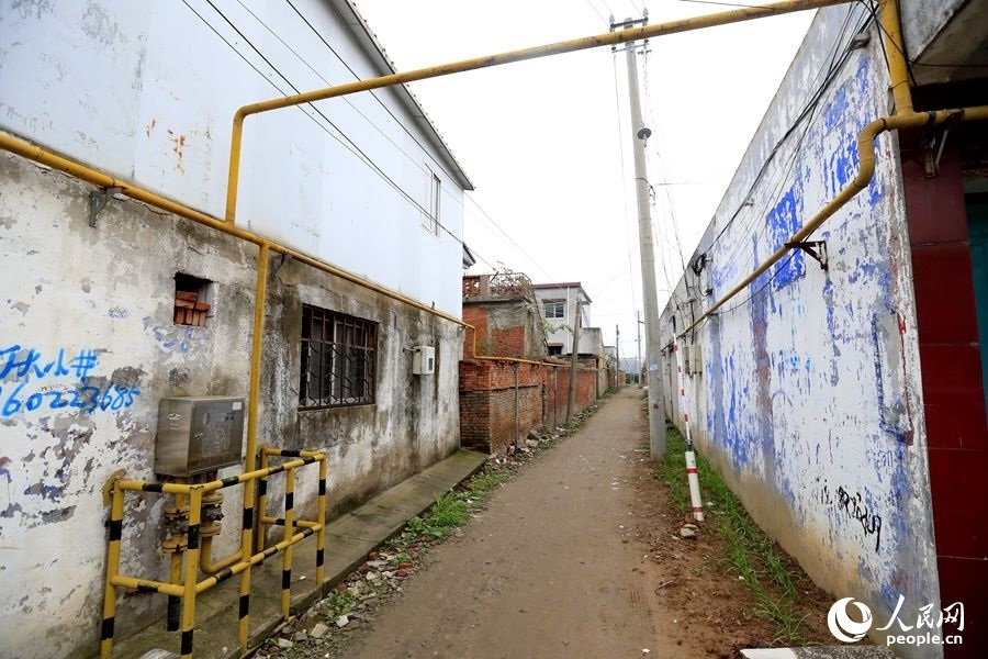 中燃公司在玉山鎮(zhèn)鋪設(shè)完工的燃?xì)夤芫W(wǎng)。人民網(wǎng)記者 慎志遠(yuǎn)攝