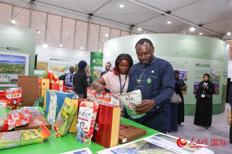 嘉賓了解中國(guó)館展示產(chǎn)品。人民網(wǎng)記者任皓宇攝