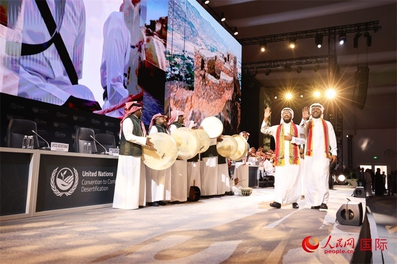 《聯(lián)合國(guó)防治荒漠化公約》第十六次締約方大會(huì)2日開幕。圖為開幕式表演。人民網(wǎng)記者任皓宇攝