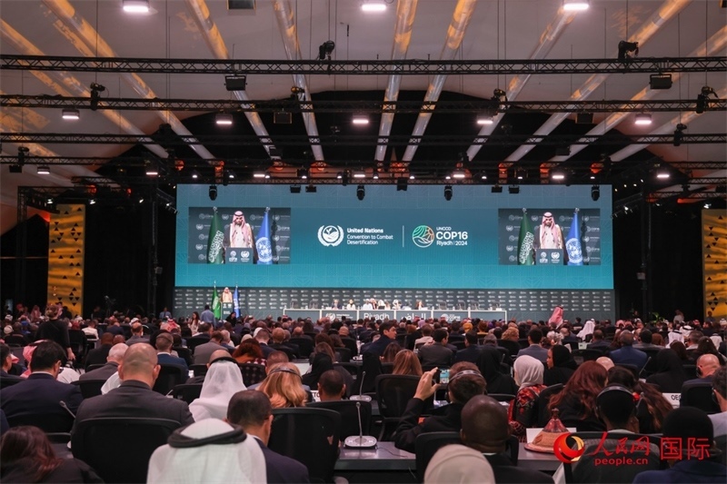 《聯(lián)合國(guó)防治荒漠化公約》第十六次締約方大會(huì)2日開幕。圖為開幕式現(xiàn)場(chǎng)。人民網(wǎng)記者任皓宇攝