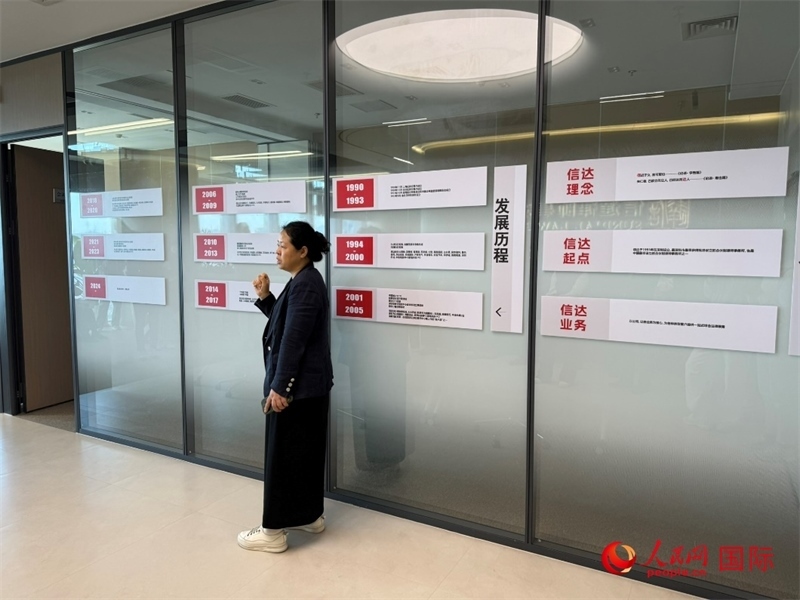 魏天慧律師在介紹廣東信達律師事務所。人民網(wǎng) 宋歌攝