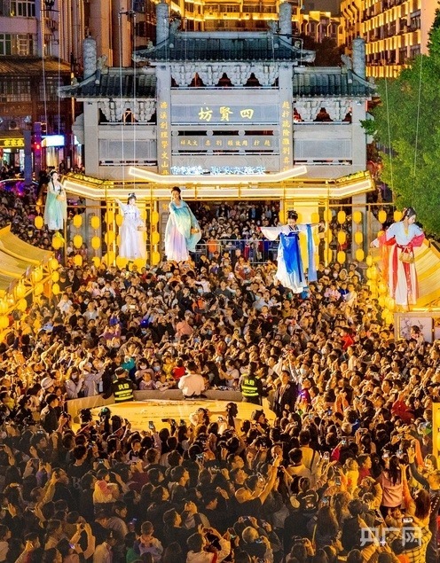 改造后的郁孤臺歷史文化街區(qū)流光溢彩，吸引游客沉浸式體驗宋朝文化（央廣網(wǎng)發(fā) 胡中 攝）