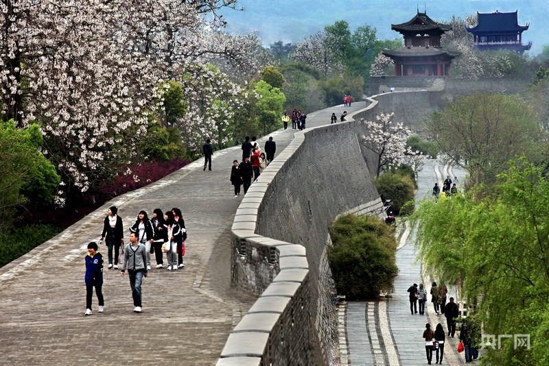 游客在贛州宋城古城墻上漫步，欣賞城市風景（央廣網(wǎng)發(fā) 胡懷軍 攝）